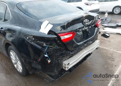2018 Toyota Camry Le z USA, uszkodzony, nr VIN 4T1B11HK2JU005742